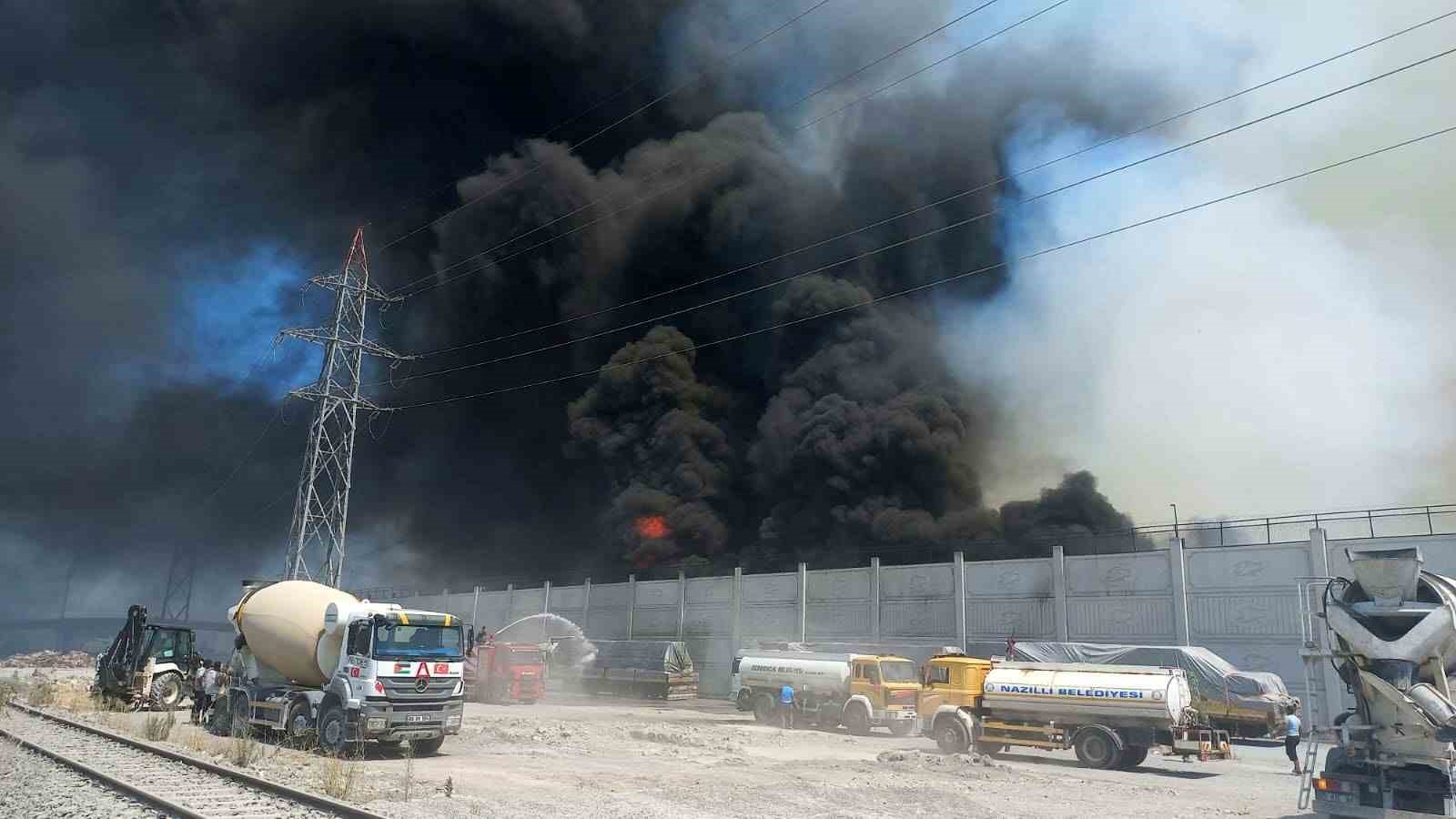 Söke Kipaş Kağıt Fabrikası’ndaki yangında alevler ikinci depoya sıçradı
