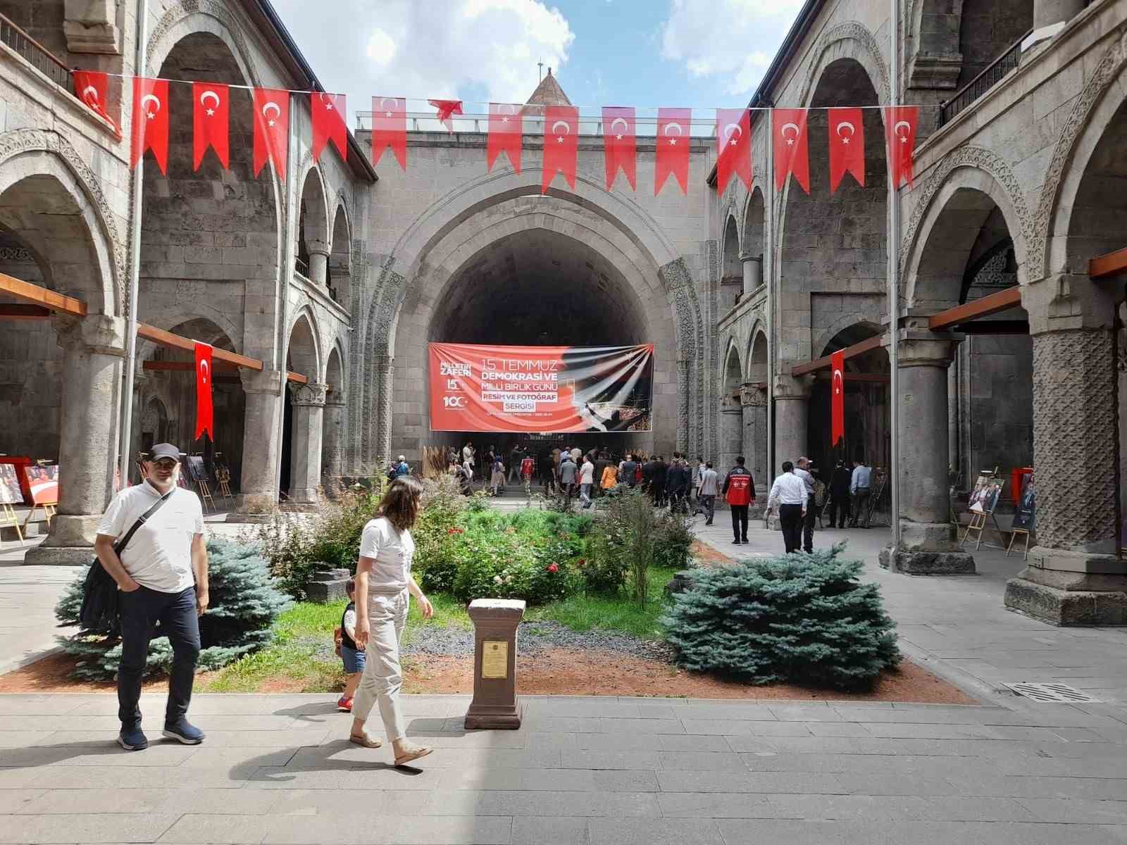 Erzurum’da 15 Temmuz fotoğrafları sergilendi
