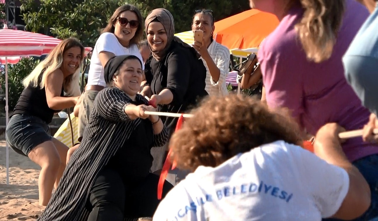 Dünyanın en iyi ahşap tekneleri görücüye çıktı, kadınlar gövde gösterisi yaptı
