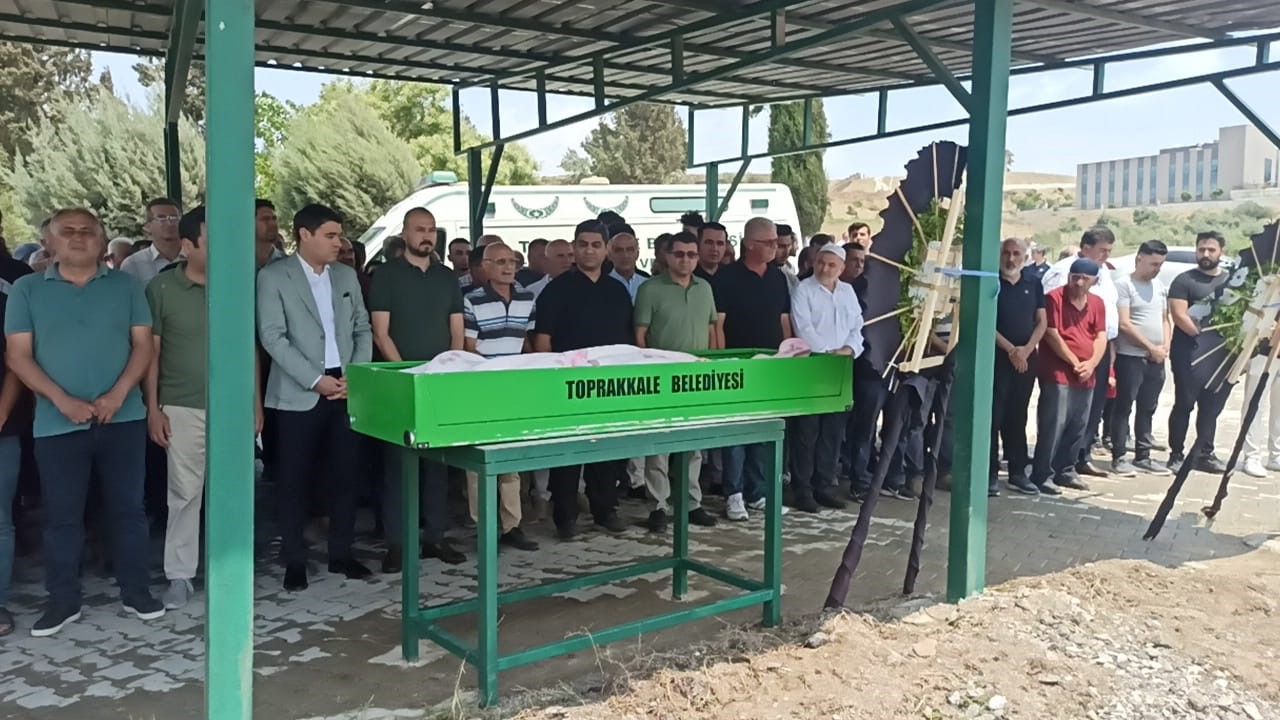 İzmir’de yoldaki elektrik akımına kapılarak ölen Özge Ceren, son yolculuğuna uğurlandı
