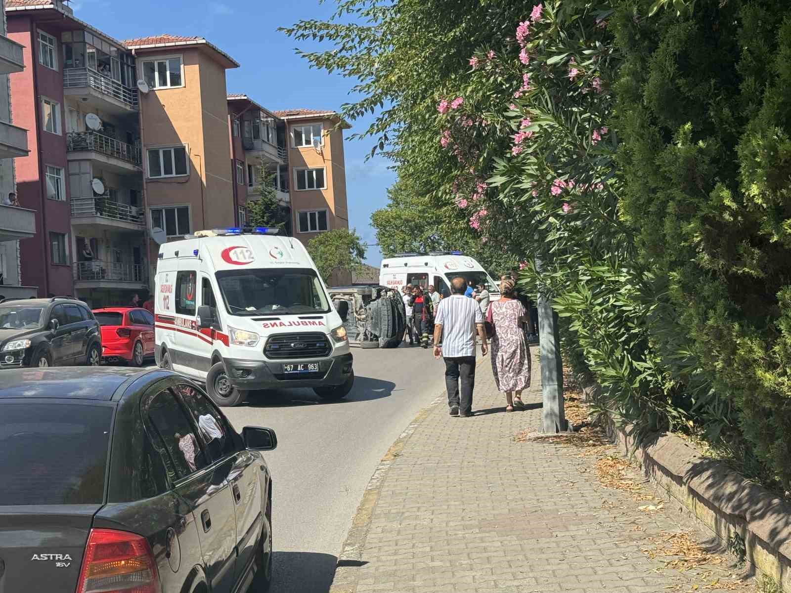 Otomobil ambulansı sollamaya çalışınca kaza yaptı; 1’i çocuk 2 kişi yaralandı
