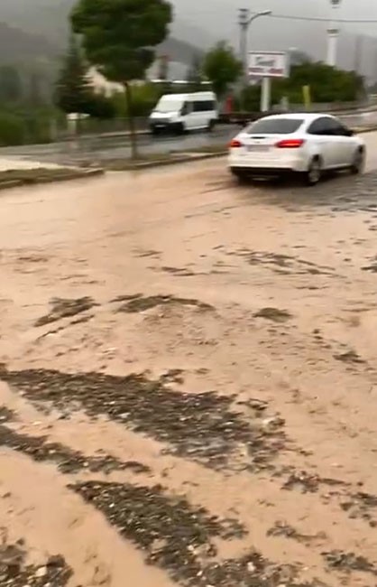 Gümüşhane’de sağanak yağışın ardından trafikte aksamalar meydana geldi
