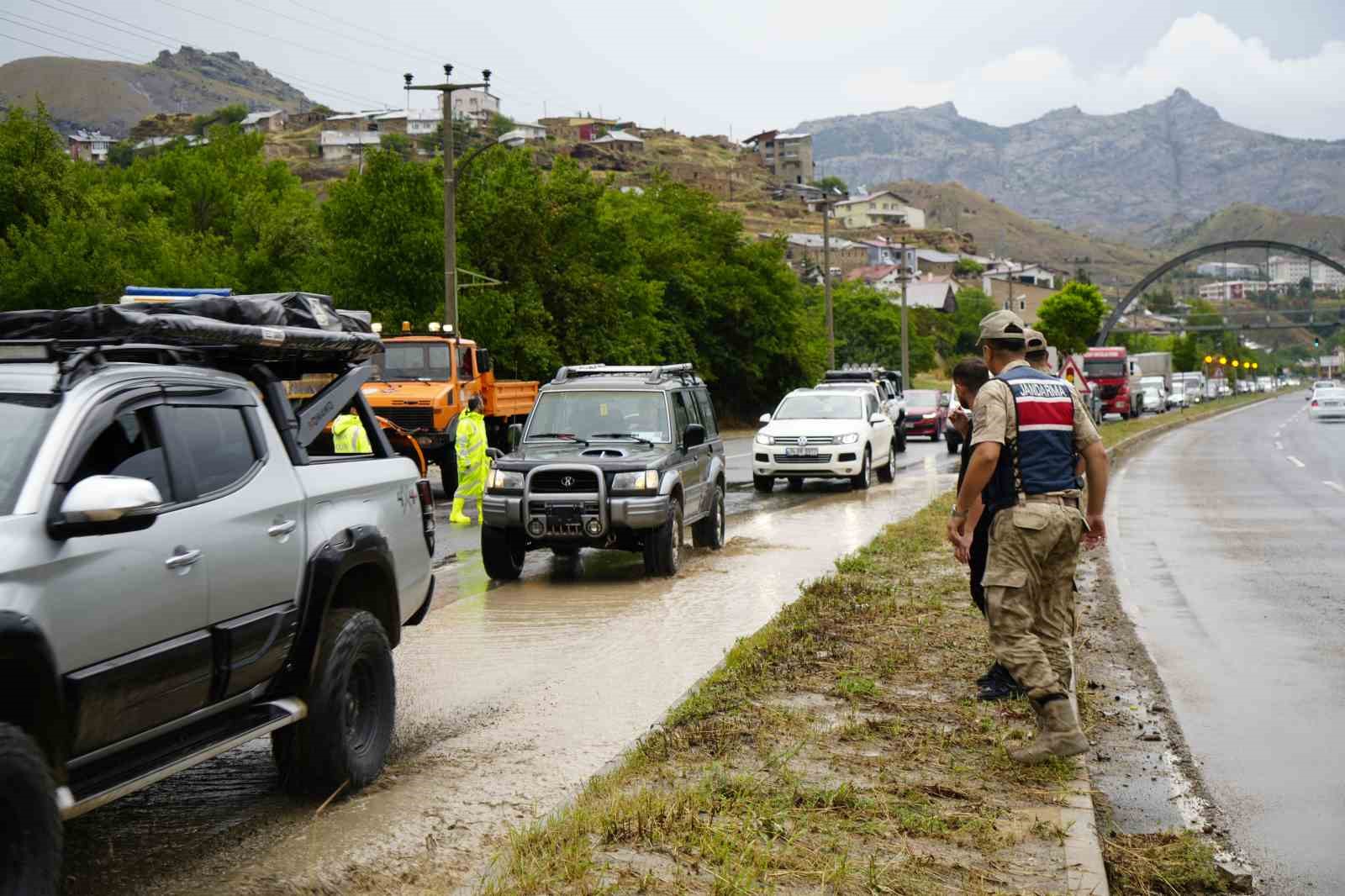 Gümüşhane’de sağanak yağışın ardından trafikte aksamalar meydana geldi
