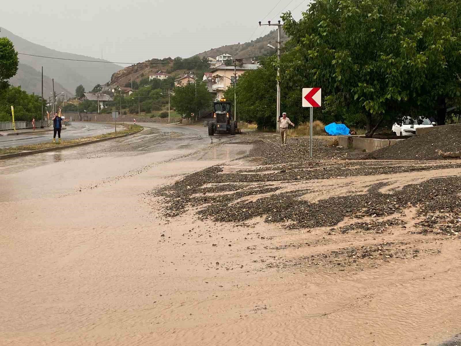 Gümüşhane’de sağanak yağışın ardından trafikte aksamalar meydana geldi
