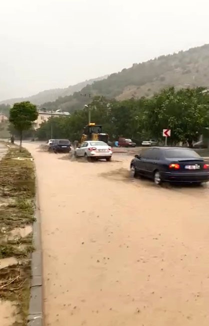 Gümüşhane’de sağanak yağışın ardından trafikte aksamalar meydana geldi
