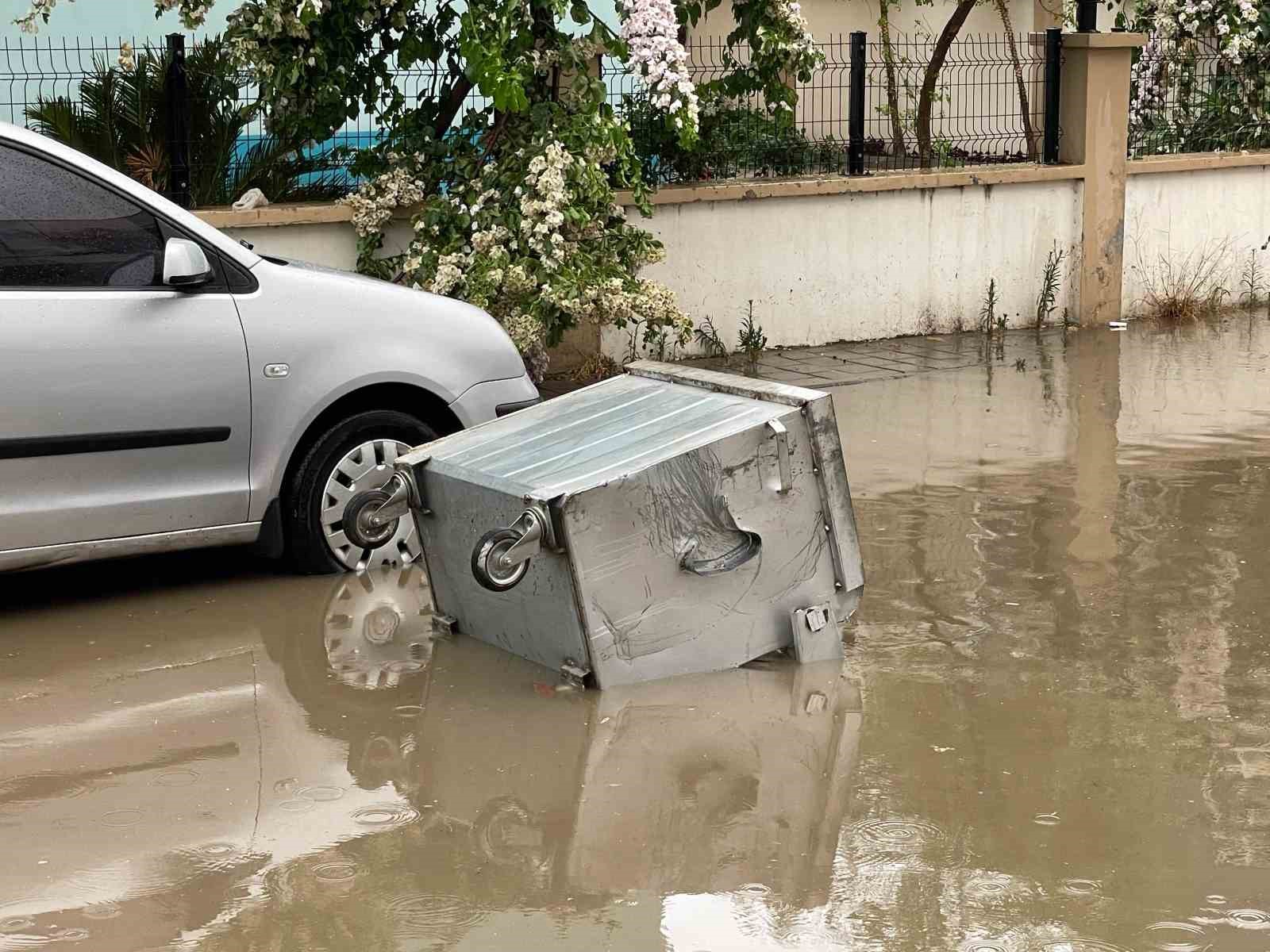 Şiddetli yağmur ve rüzgar ağaçları kökünden söktü, vinci devirdi
