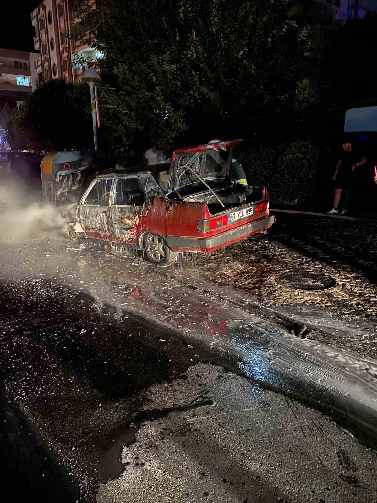 Milas’ta yanan Tofaş otomobil hurdaya döndü
