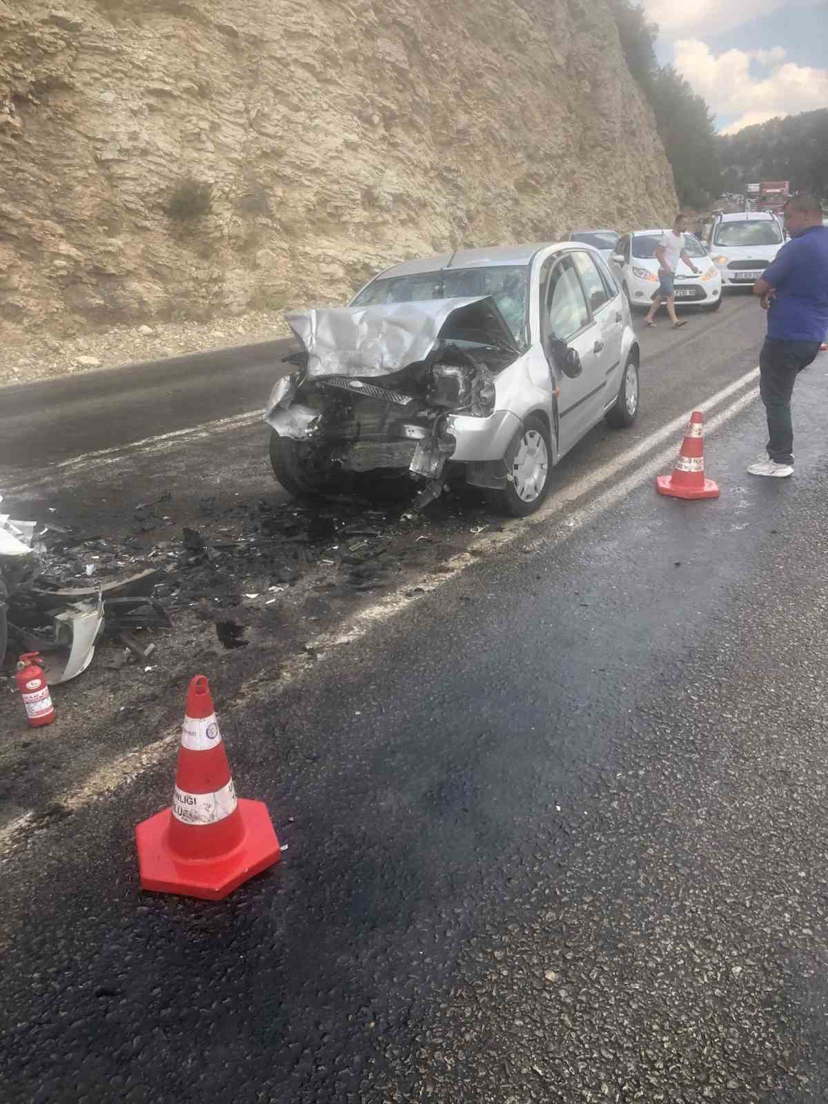 Seydikemer’de 2 otomobil kafa kafaya çarpıştı: 7 yaralı
