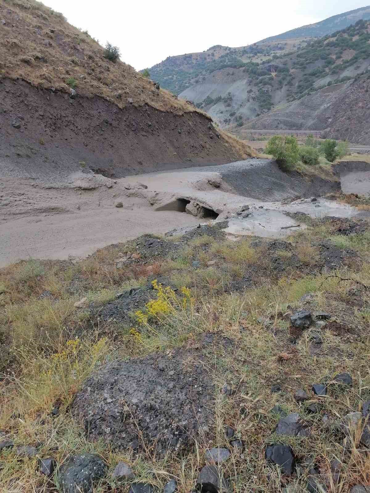 Tunceli’de sağanak sel neden oldu, o anlar kamerada
