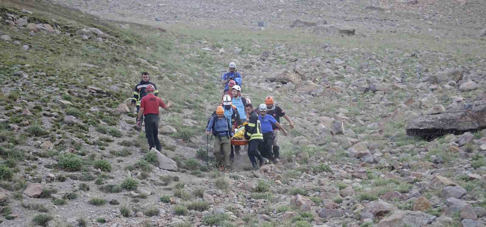 Erciyes’te üzerlerine kaya düşen dağcılar 6 saatlik operasyonla kurtarıldı
