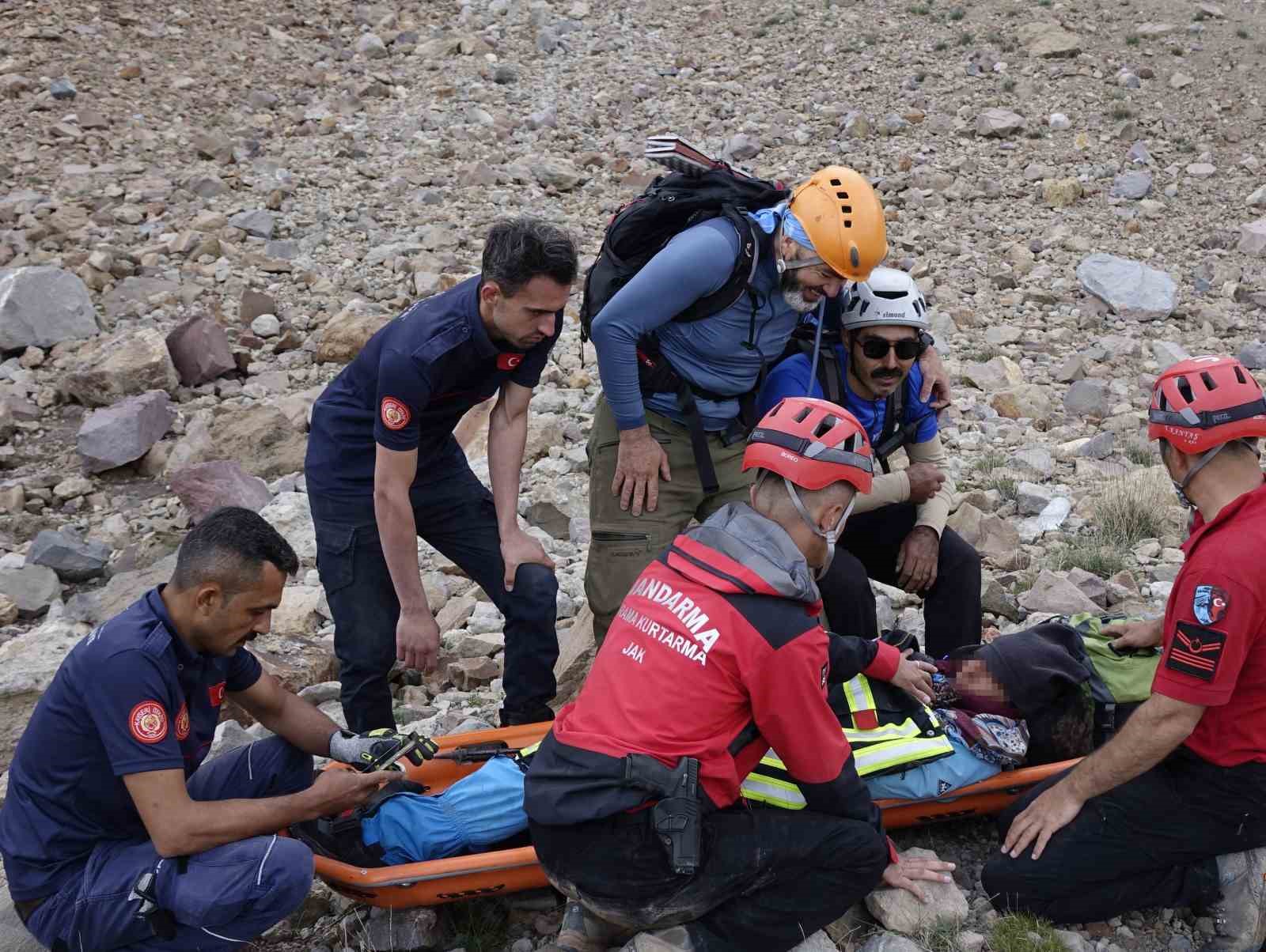 Erciyes’te üzerlerine kaya düşen dağcılar 6 saatlik operasyonla kurtarıldı
