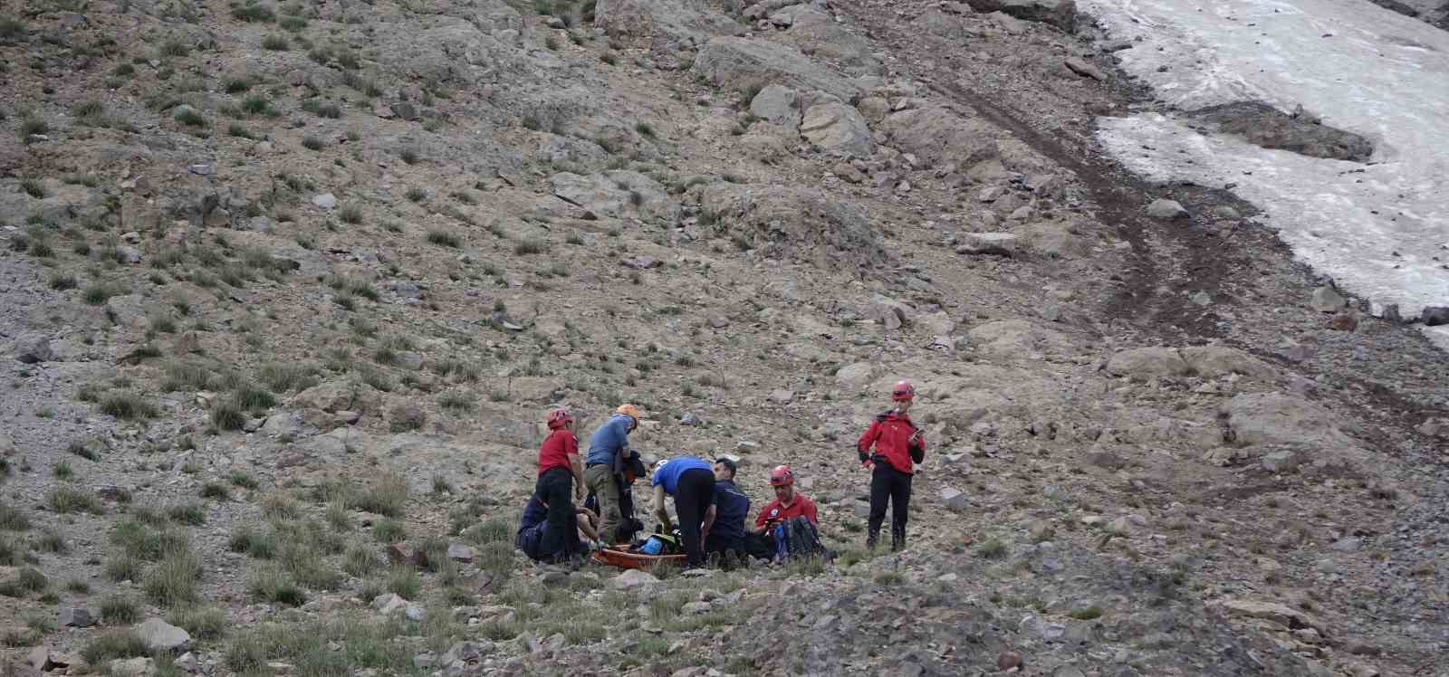 Erciyes’te üzerlerine kaya düşen dağcılar 6 saatlik operasyonla kurtarıldı
