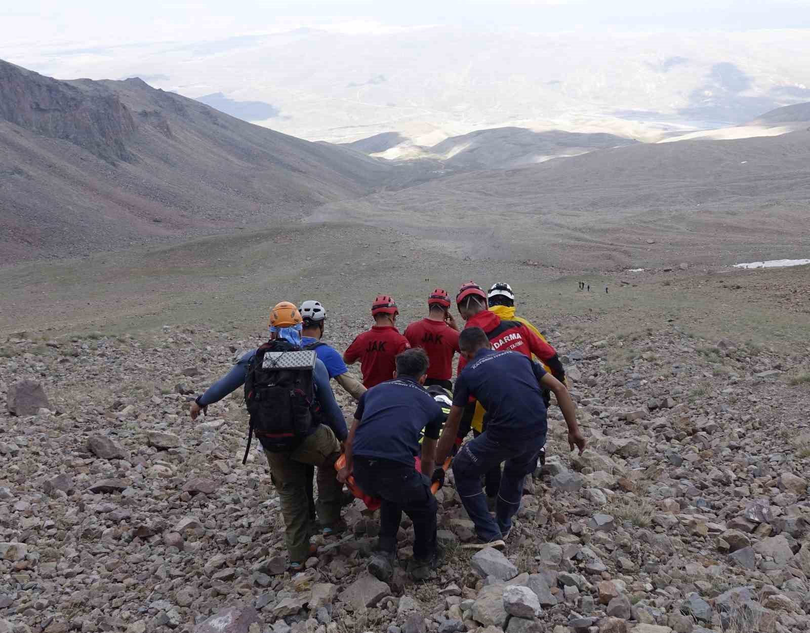 Erciyes’te üzerlerine kaya düşen dağcılar 6 saatlik operasyonla kurtarıldı
