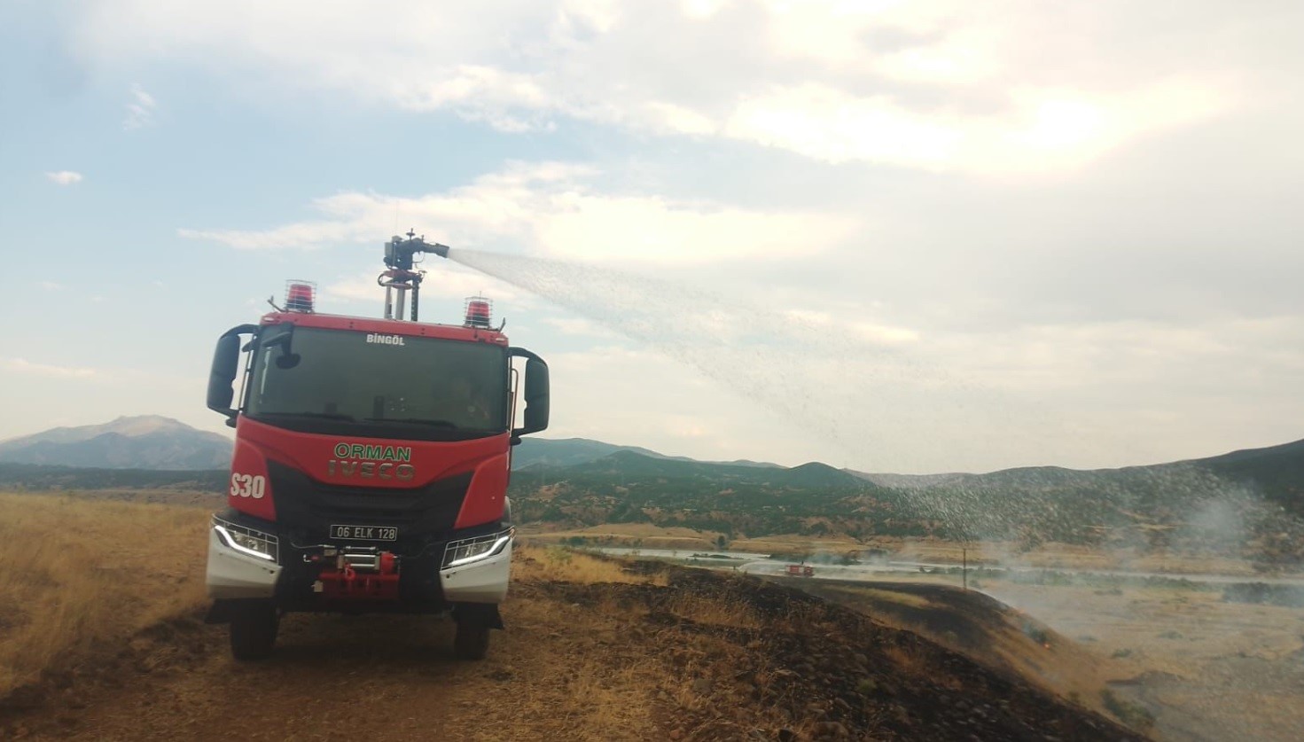 Kırsal alanda çıkan yangınlar ormana sıçramadan söndürüldü
