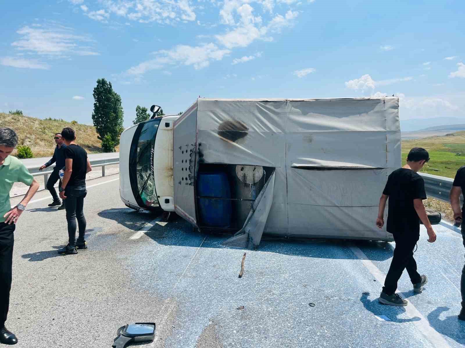 Süt toplama aracı kaza yaptı, yüzlerce litre süt yola döküldü
