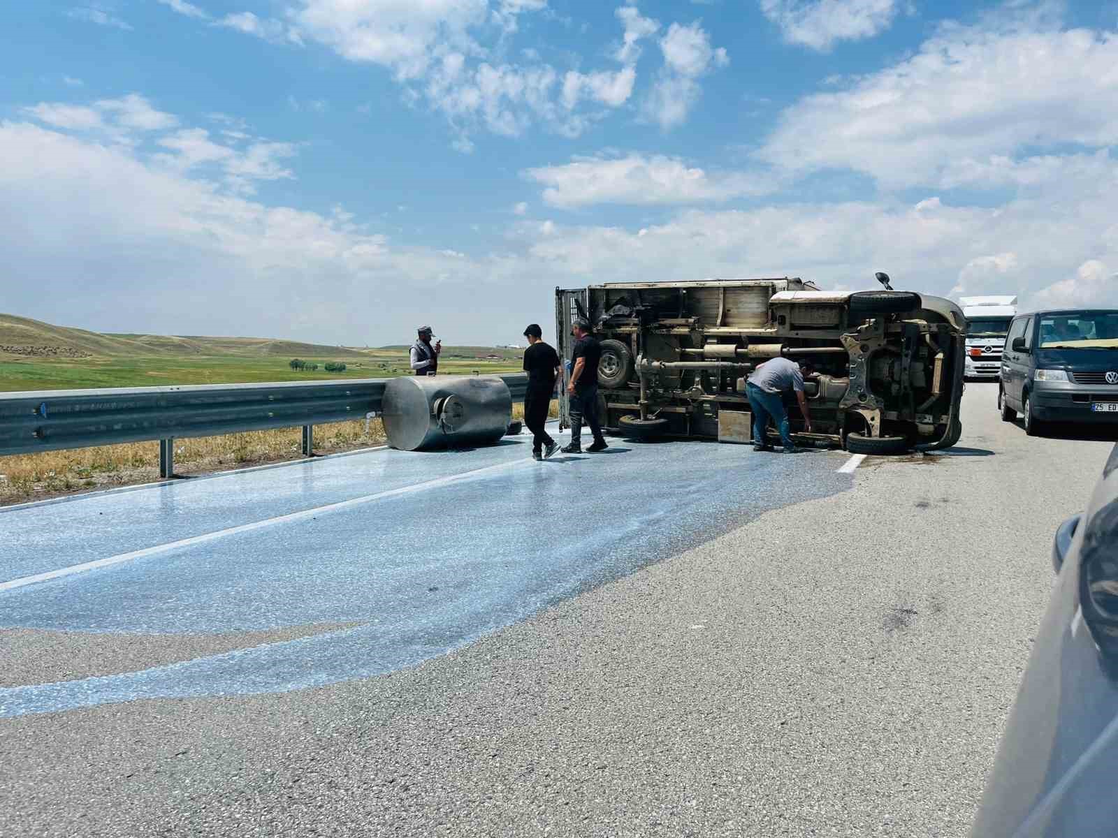 Süt toplama aracı kaza yaptı, yüzlerce litre süt yola döküldü
