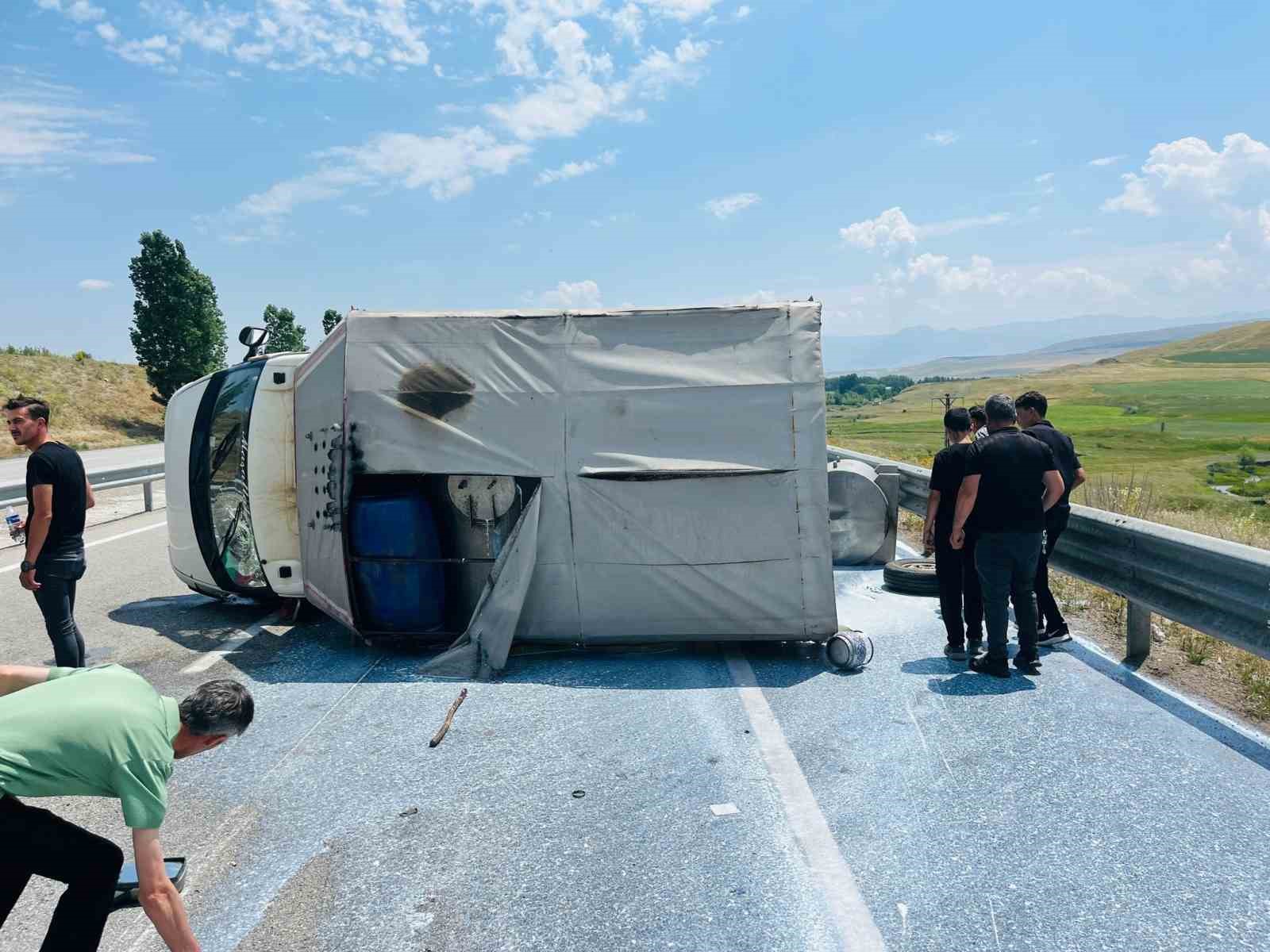 Süt toplama aracı kaza yaptı, yüzlerce litre süt yola döküldü
