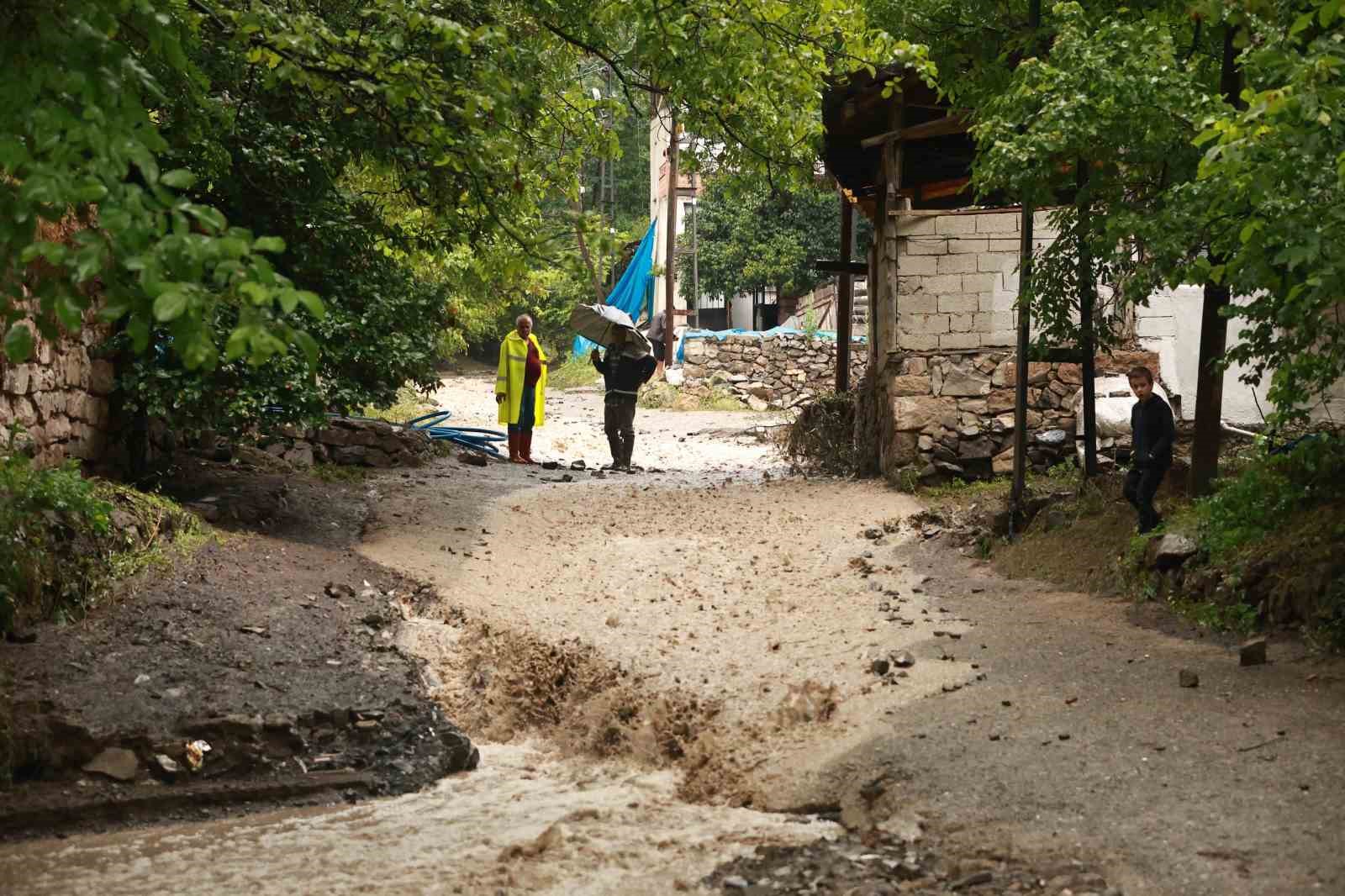 Bağbaşı’nda su baskını: Vatandaş korku içinde
