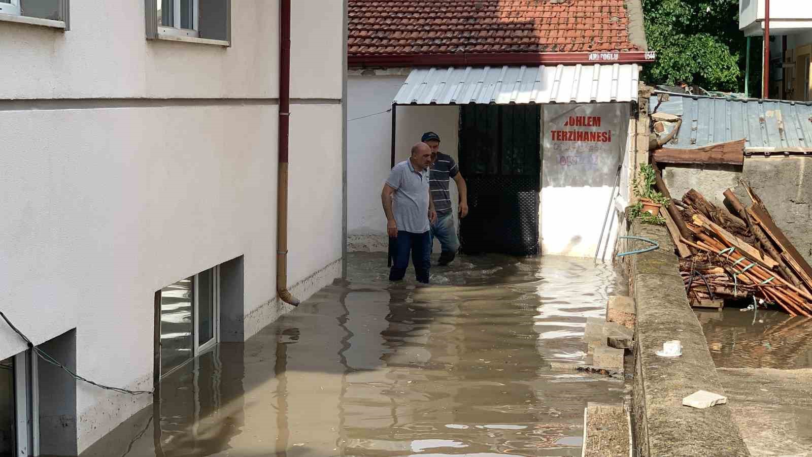 Karaman’da sağanak sele neden oldu, 2 kişi canını zor kurtardı
