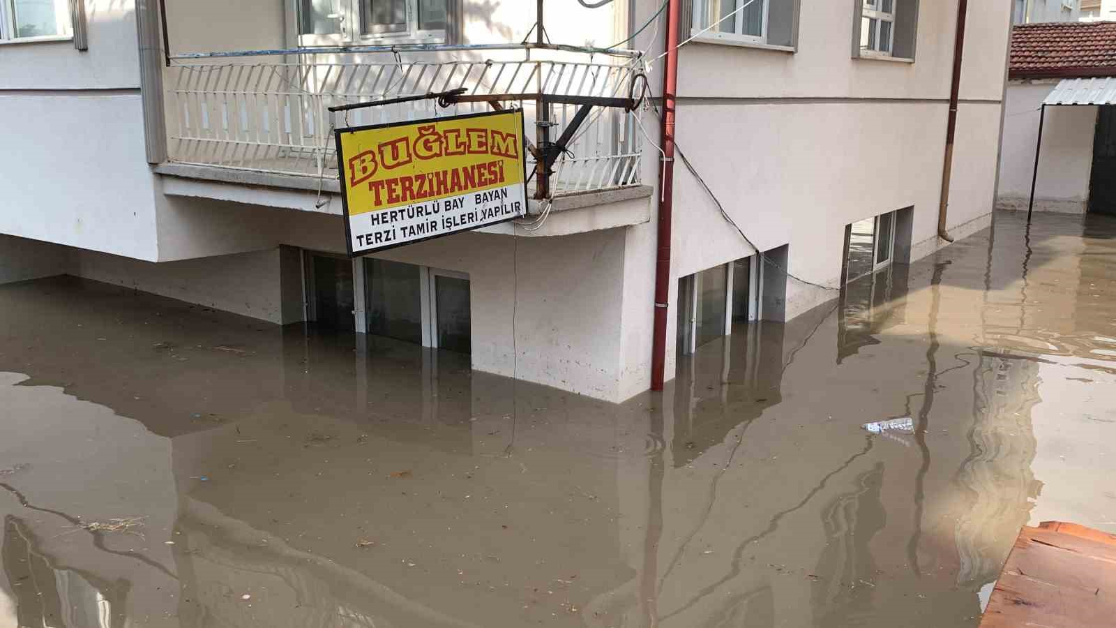 Karaman’da sağanak sele neden oldu, 2 kişi canını zor kurtardı
