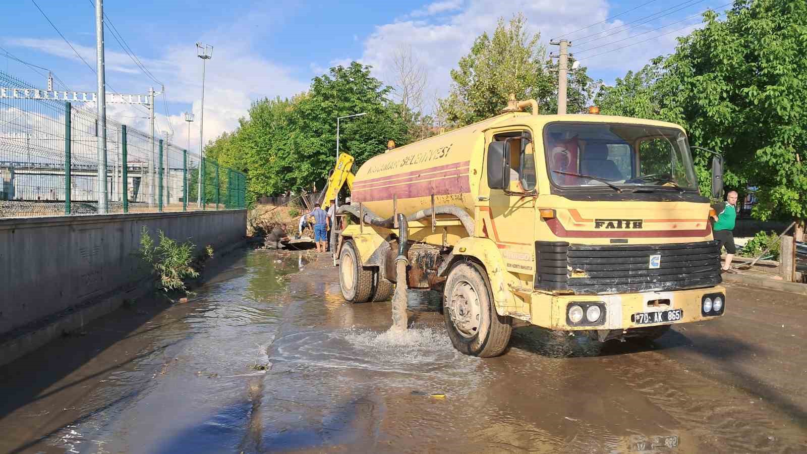 Karaman’da sağanak sele neden oldu, 2 kişi canını zor kurtardı
