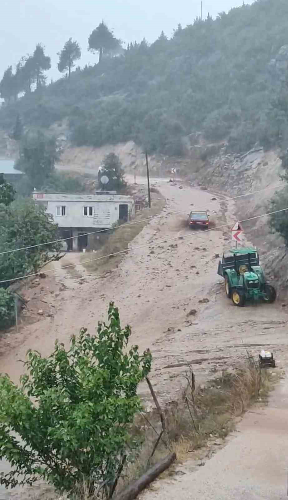 Mersin’de şiddetli yağış hayatı olumsuz etkiledi
