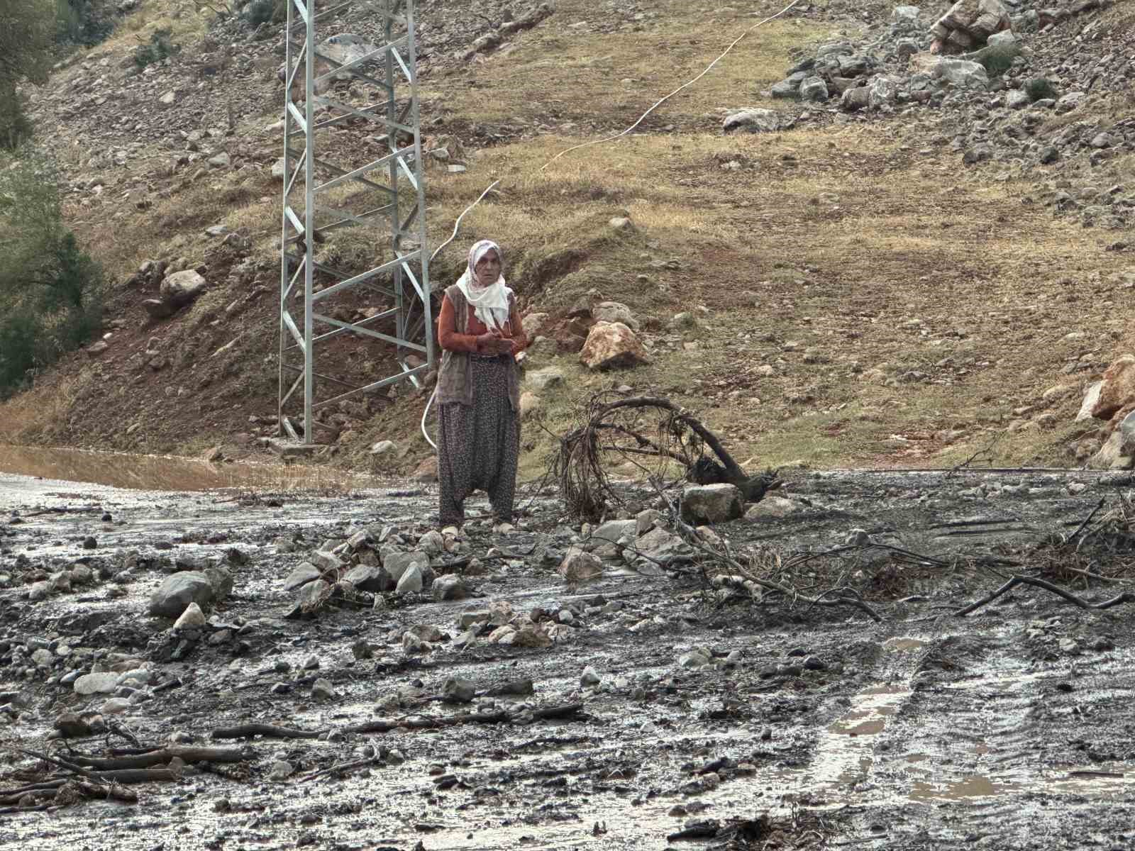 Mersin’de şiddetli yağış hayatı olumsuz etkiledi
