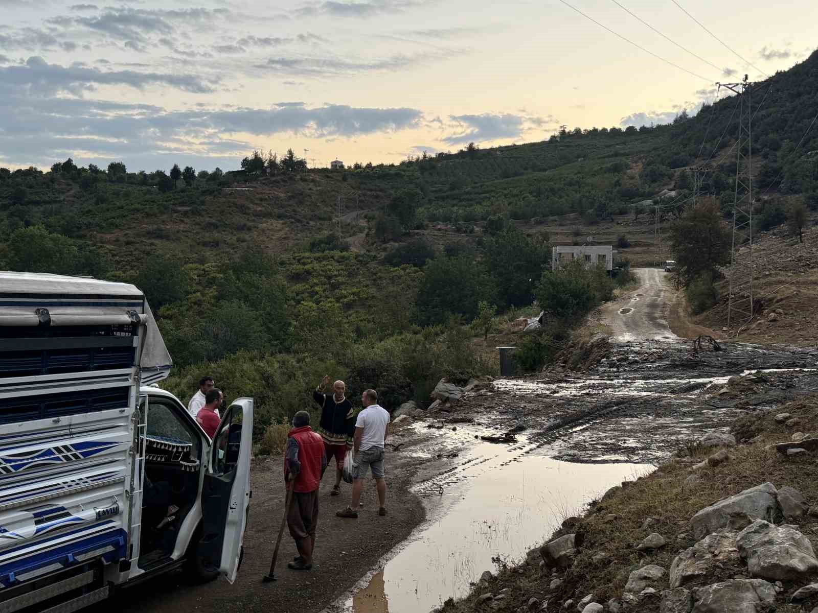 Mersin’de şiddetli yağış hayatı olumsuz etkiledi
