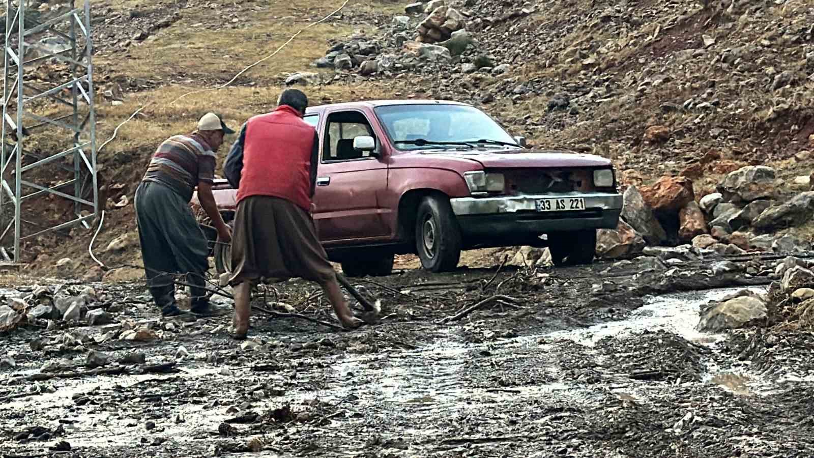 Mersin’de şiddetli yağış hayatı olumsuz etkiledi
