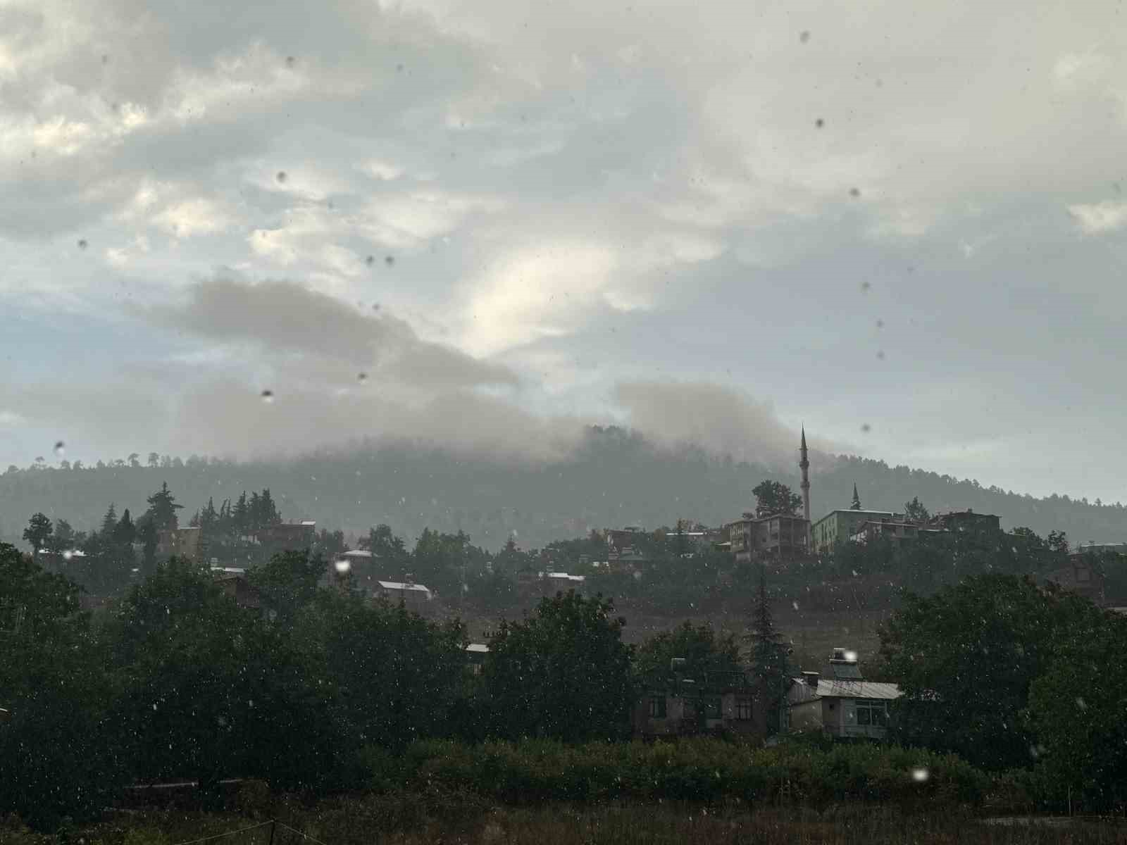 Mersin’de şiddetli yağış hayatı olumsuz etkiledi
