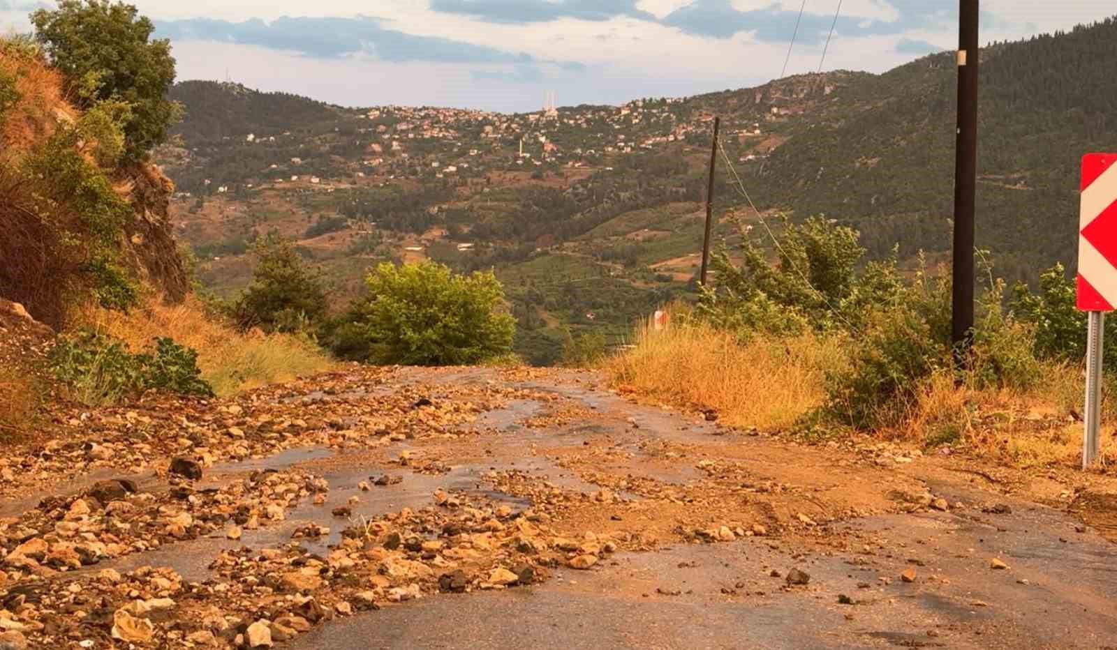 Mersin’de şiddetli yağış hayatı olumsuz etkiledi
