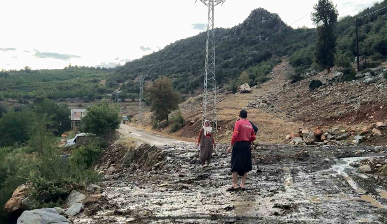 Mersin’de şiddetli yağış hayatı olumsuz etkiledi
