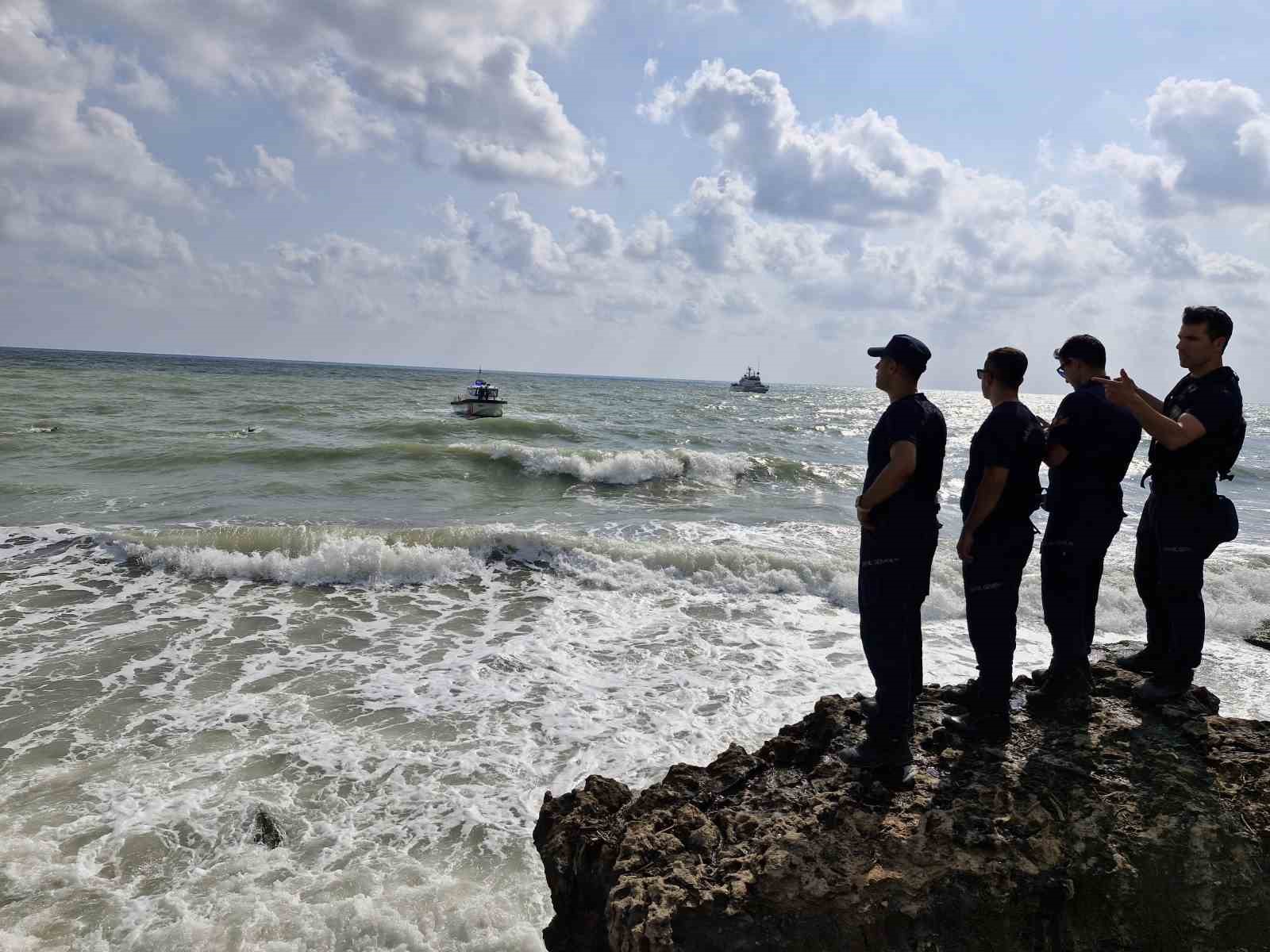 Samandağ’da denizde kaybolan genci arama çalışmaları devam ediyor
