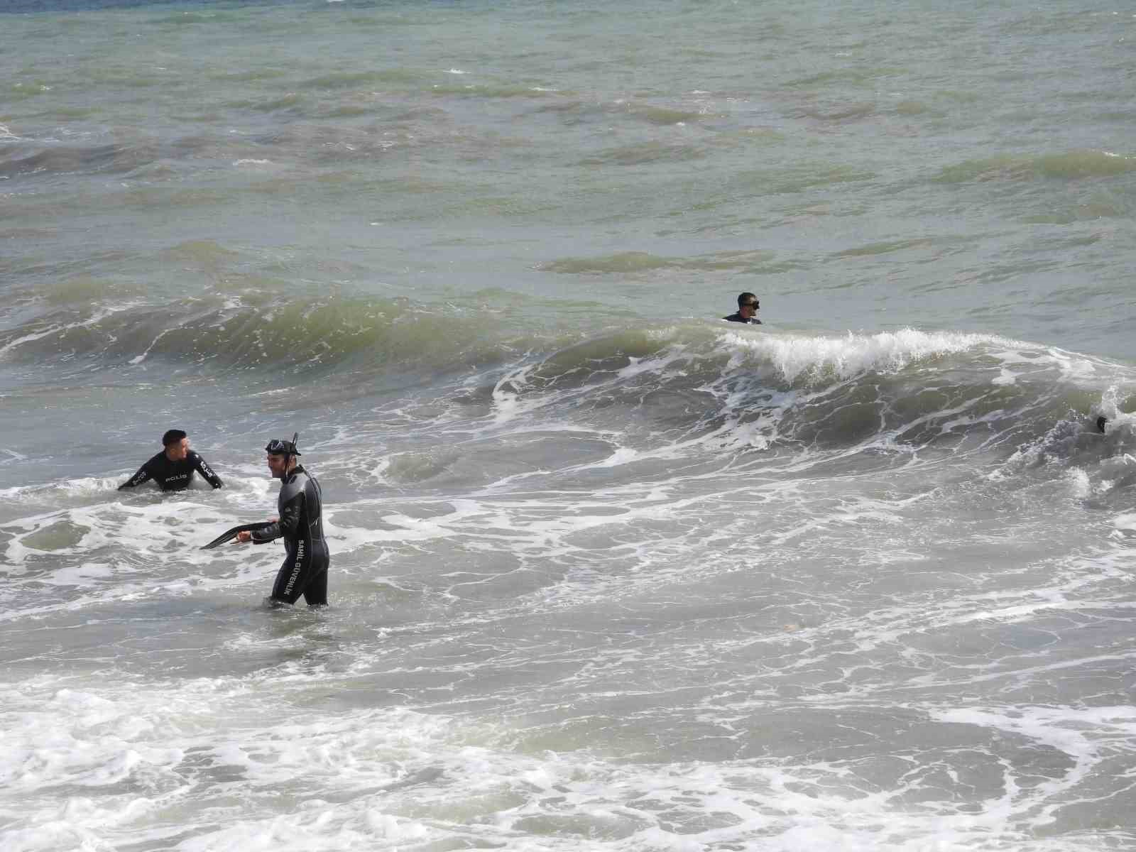 Samandağ’da denizde kaybolan genci arama çalışmaları devam ediyor
