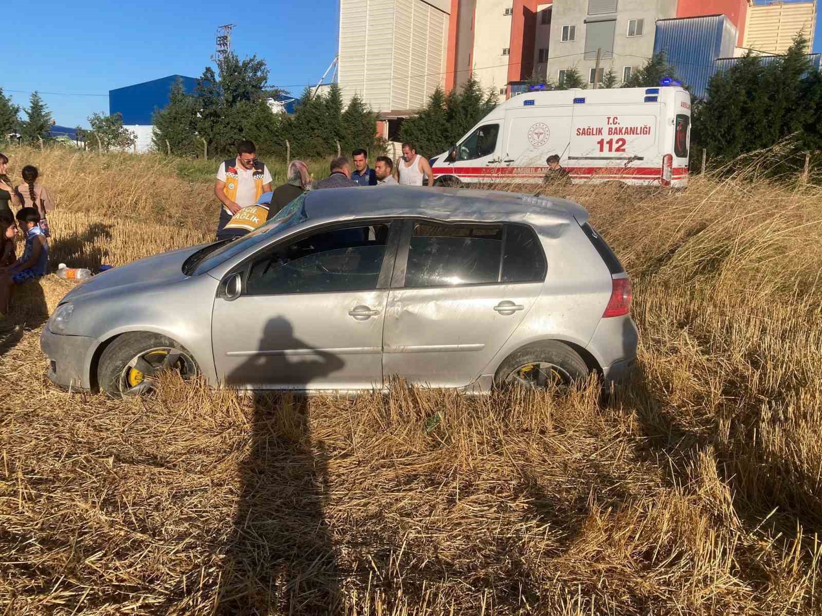 Yoldan çıkan otomobil tarlaya uçtu: 5 yaralı
