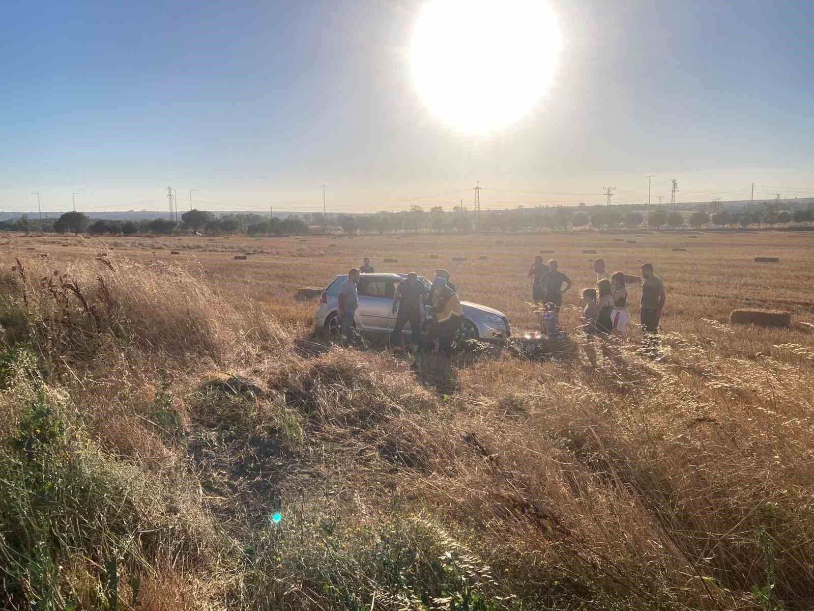 Yoldan çıkan otomobil tarlaya uçtu: 5 yaralı
