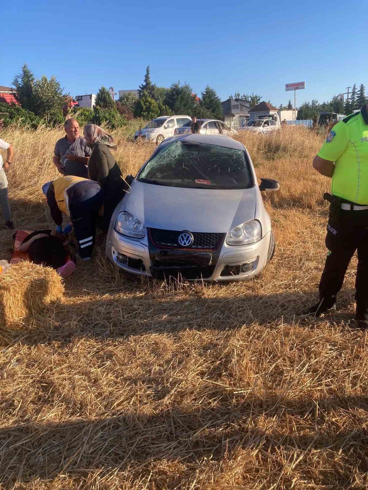 Yoldan çıkan otomobil tarlaya uçtu: 5 yaralı
