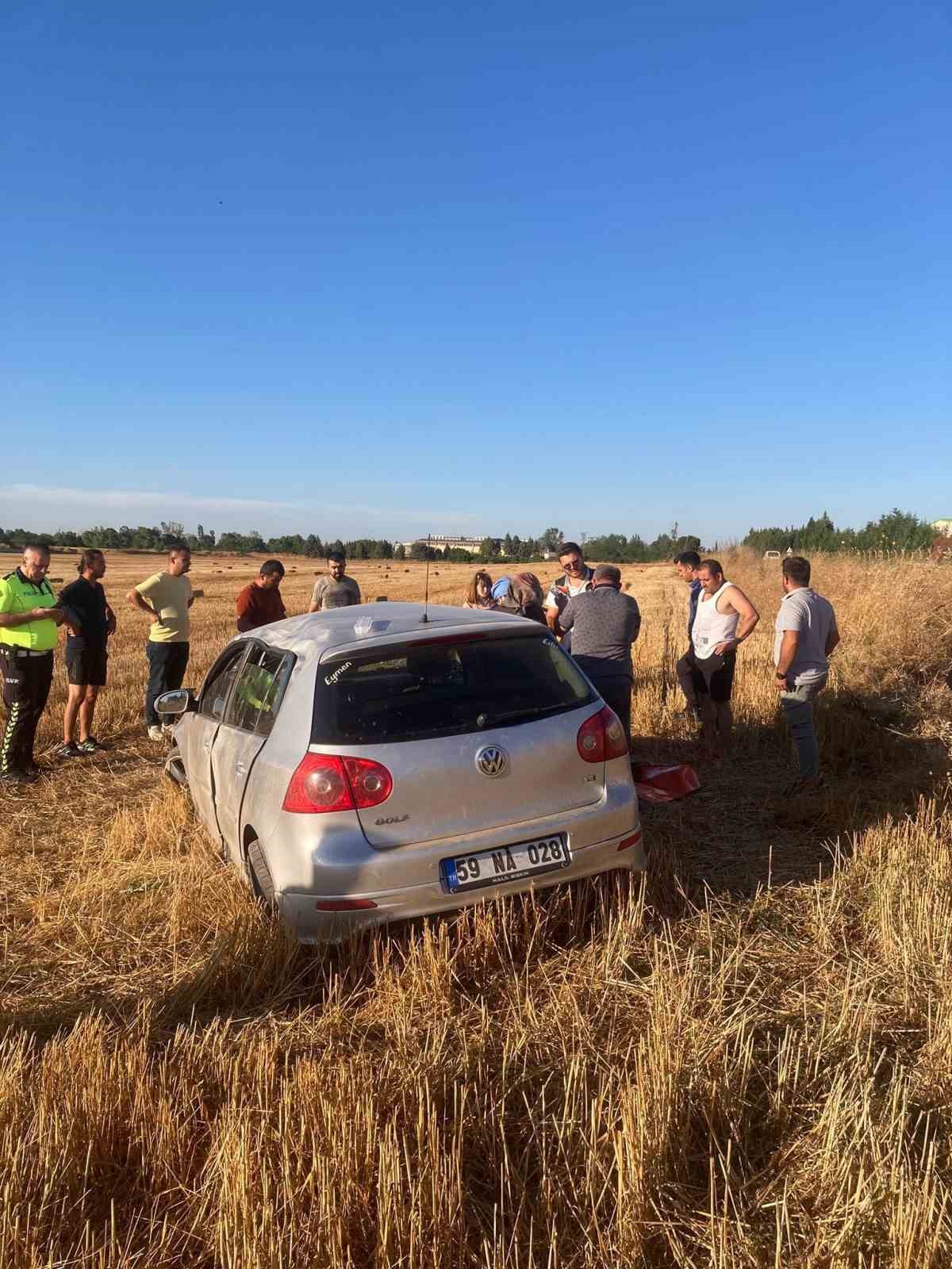 Yoldan çıkan otomobil tarlaya uçtu: 5 yaralı
