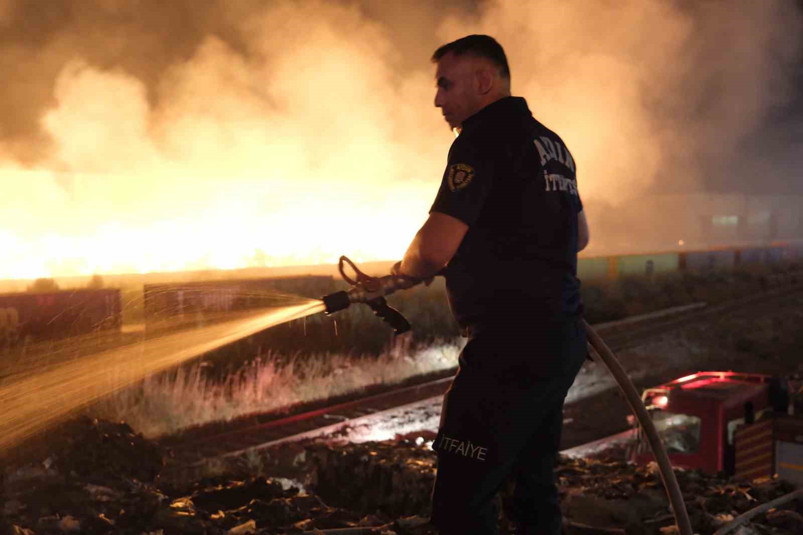 Söke kağıt fabrikasındaki yangın söndürülemiyor
