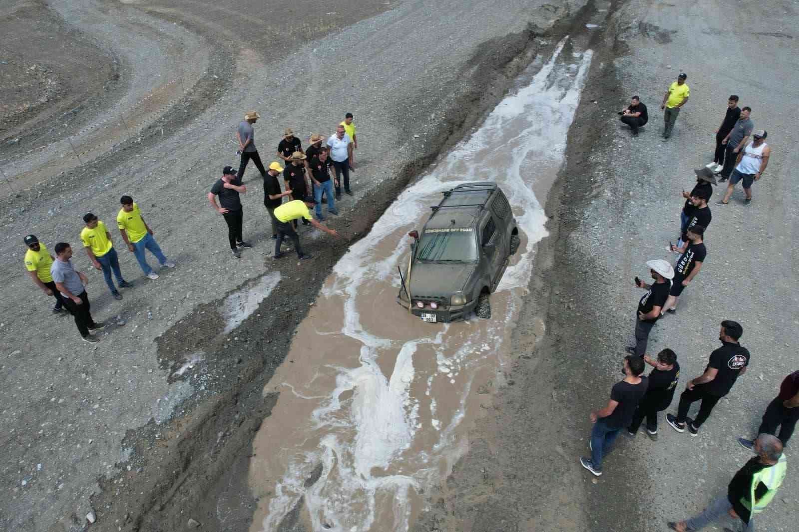 Erzincan’da off-road yarışmasında pilotlar çamura saplandı
