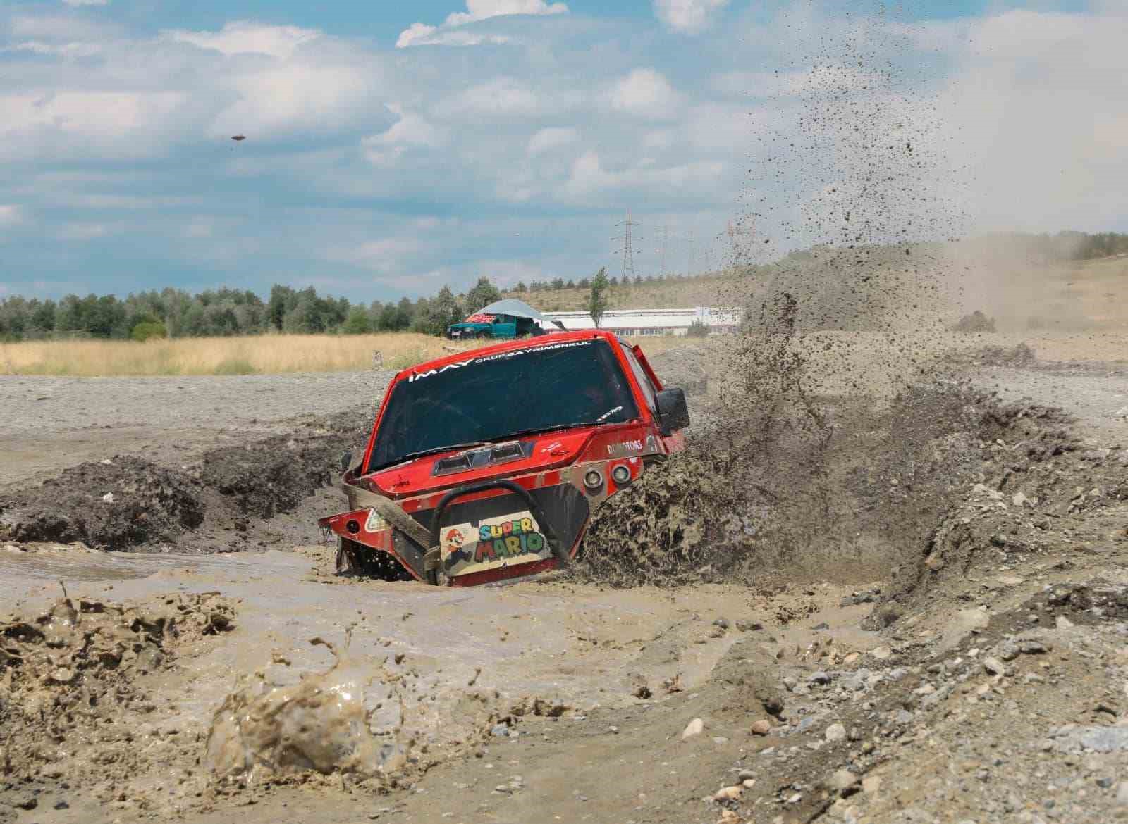 Erzincan’da off-road yarışmasında pilotlar çamura saplandı
