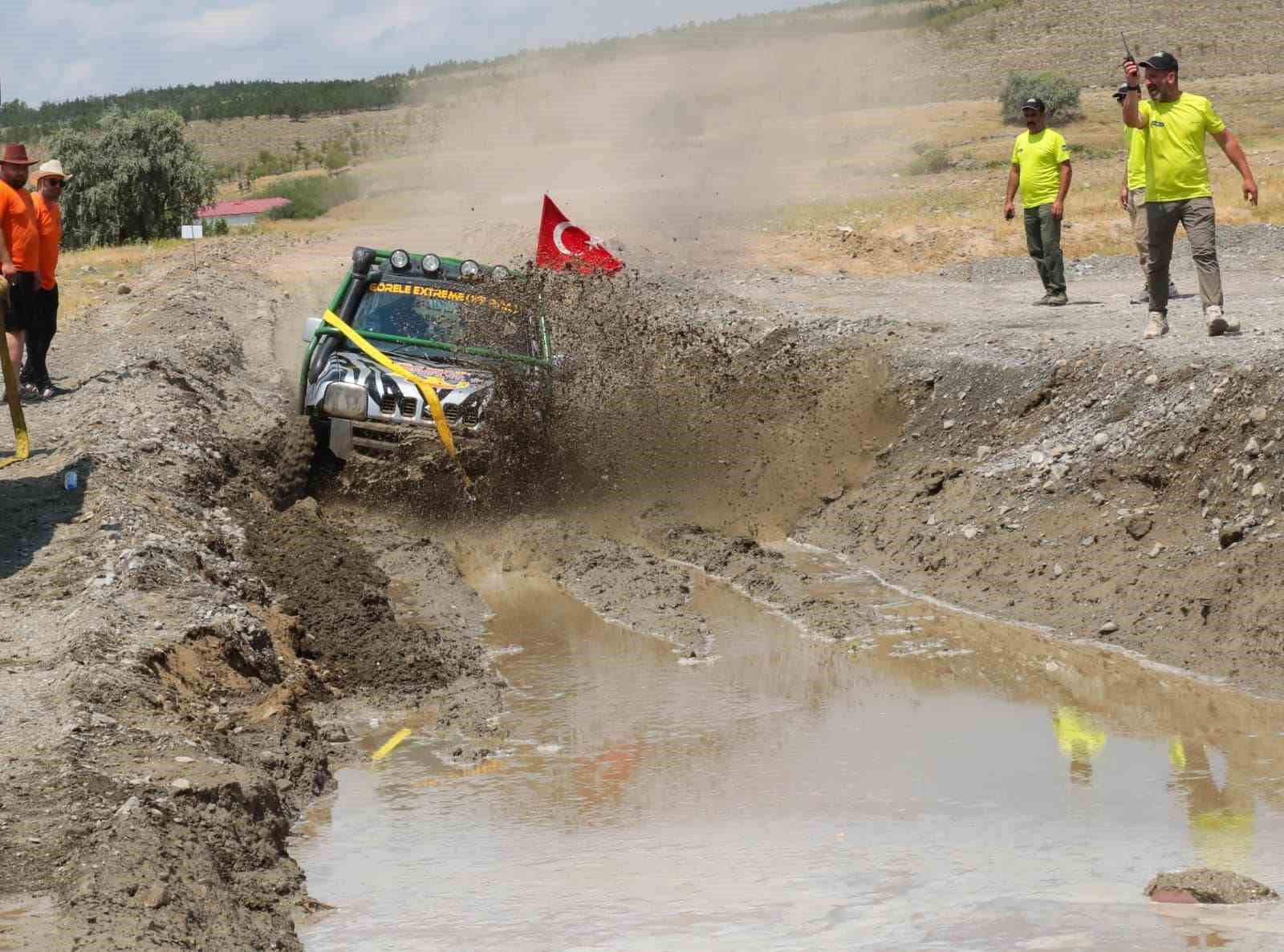 Erzincan’da off-road yarışmasında pilotlar çamura saplandı
