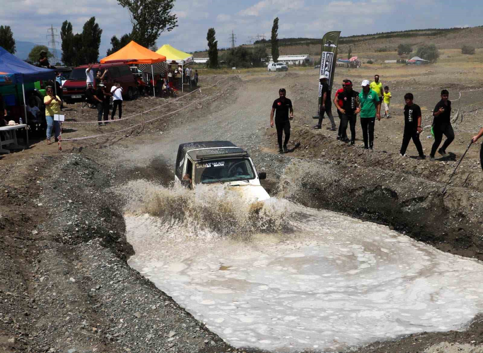 Erzincan’da off-road yarışmasında pilotlar çamura saplandı
