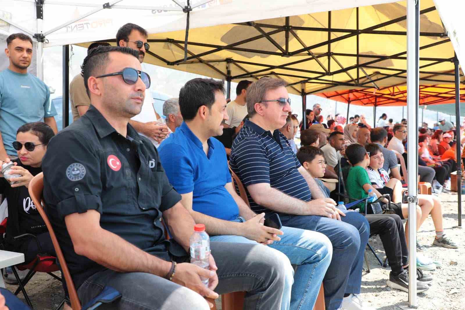 Erzincan’da off-road yarışmasında pilotlar çamura saplandı
