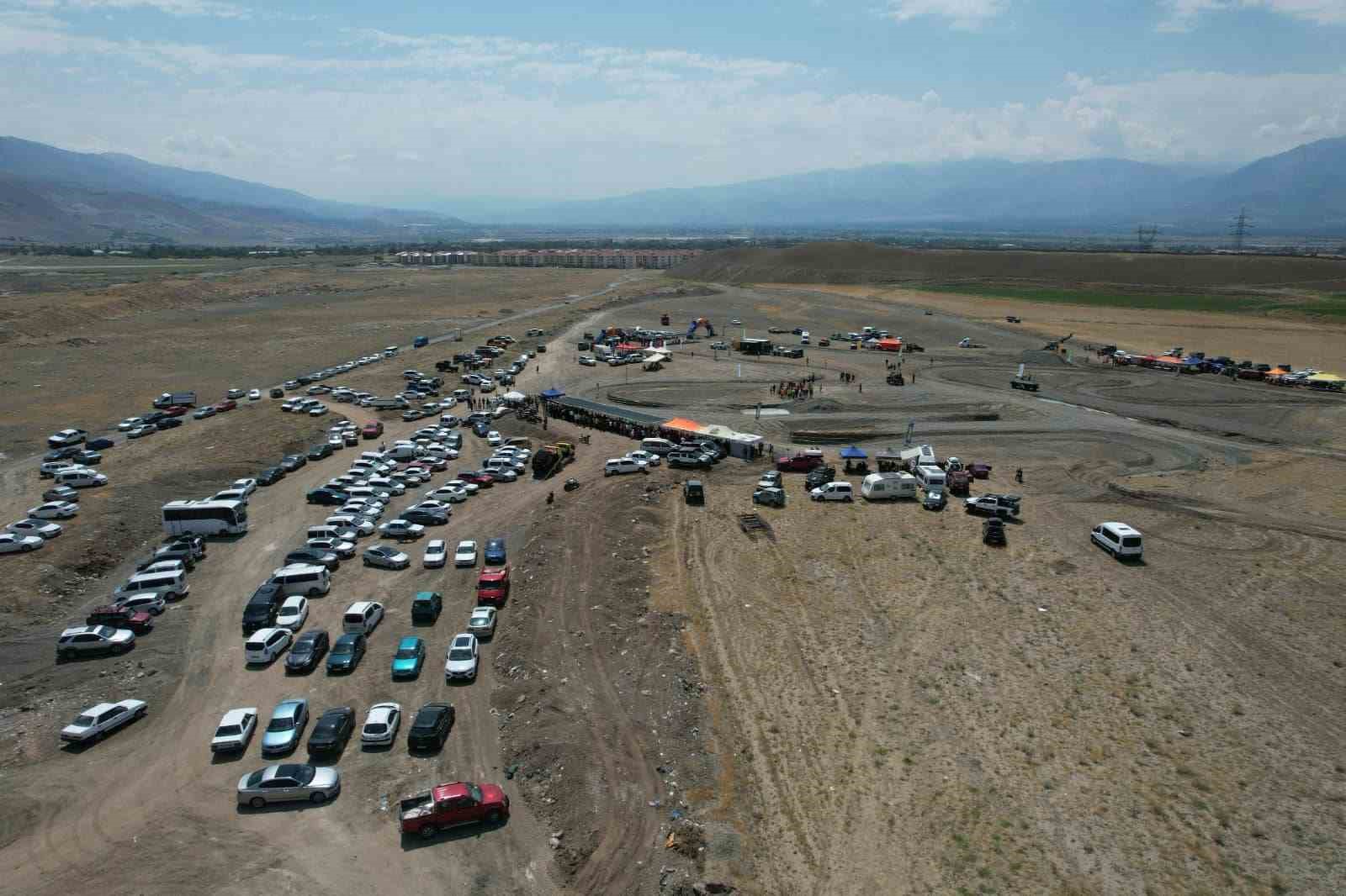 Erzincan’da off-road yarışmasında pilotlar çamura saplandı
