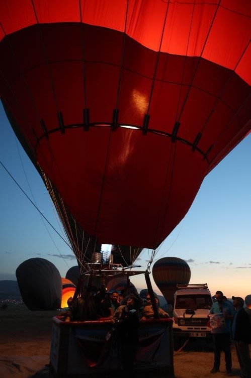 Sıcak hava balonları 15 Temmuz’da Türk bayrağı ve pankartlarla havalandı
