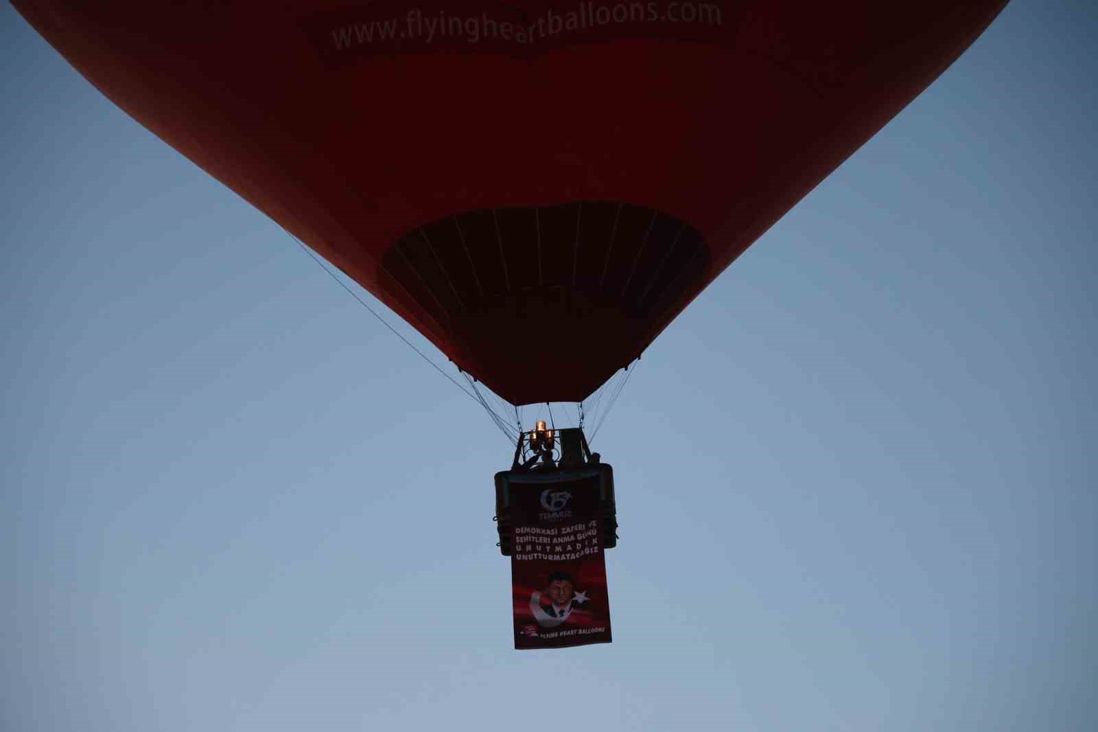 Sıcak hava balonları 15 Temmuz’da Türk bayrağı ve pankartlarla havalandı
