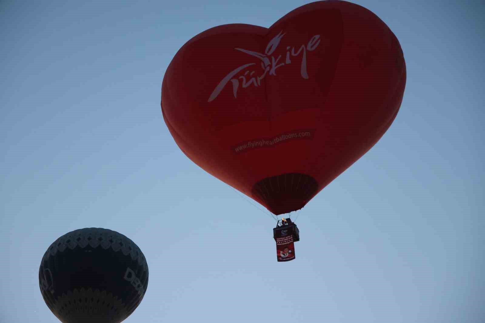 Sıcak hava balonları 15 Temmuz’da Türk bayrağı ve pankartlarla havalandı
