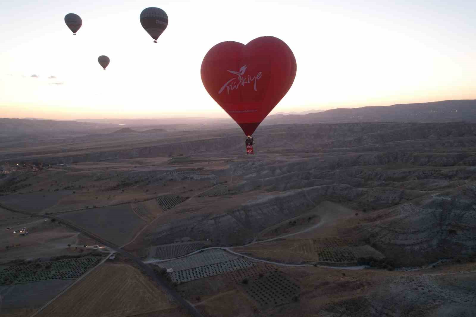 Sıcak hava balonları 15 Temmuz’da Türk bayrağı ve pankartlarla havalandı
