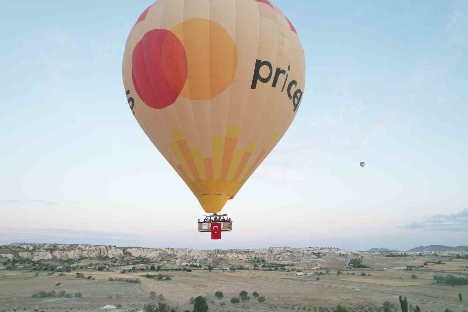 Sıcak hava balonları 15 Temmuz’da Türk bayrağı ve pankartlarla havalandı
